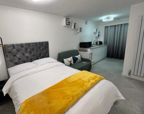 Sheffield House | Sheffield Modern Studio with Free EV Charging