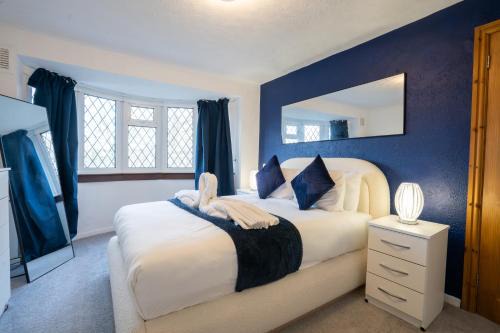 Bloxwich House | Sheldon Stay, 4 bed, 2 miles to NEC, BHX, JLR