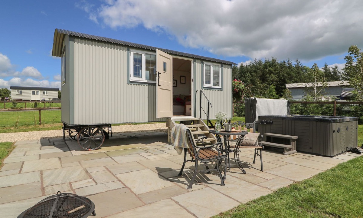 Rhayader Cottage | SHEPHERD'S VIEW, pet friendly, with hot tub in Rhayader