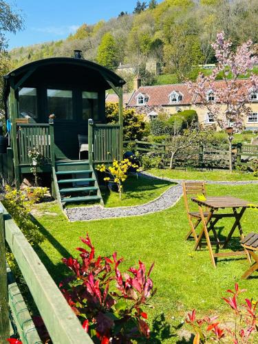 Hackness Ski Chalet | Shepherds hut, Eco, Log burner Hot tub NY moors