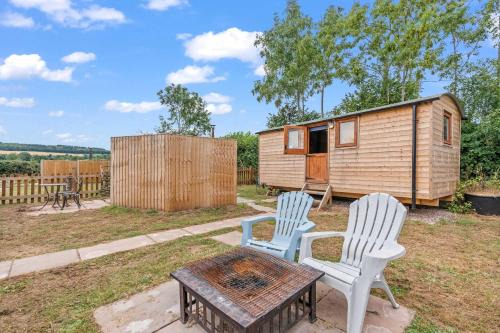 Yarpole House | Shepherds Hut Romantic Stay - Wood-Fired Hot Tub