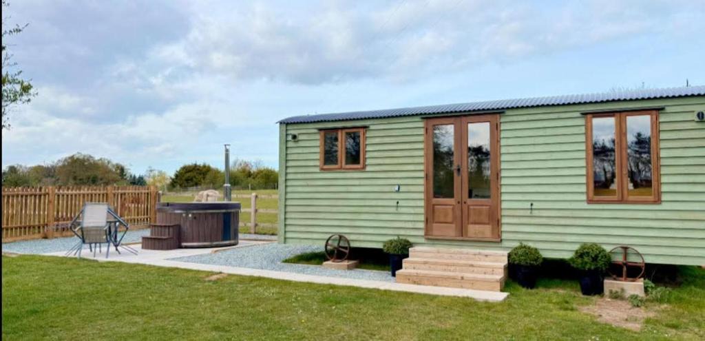 Horstead House | Shepherds hut surrounded by alpacas and ponies