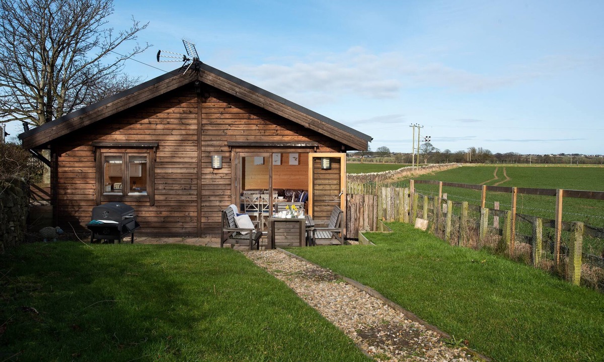 Chathill Cottage | Shepherds Lodge - sleeps 6 guests in 3 bedrooms