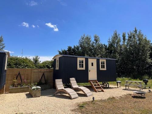 Brackley House | ShepherdsHut-HotTub-Cotswolds-PetFriendly