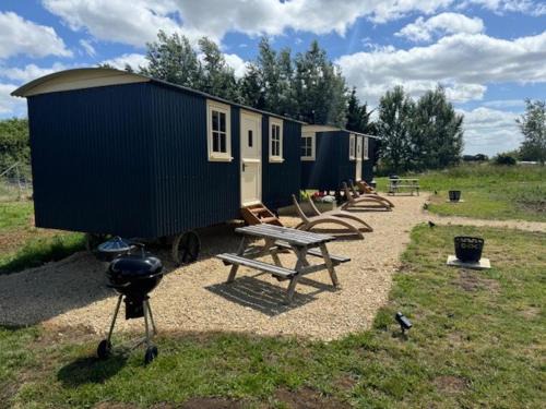 Brackley House | ShepherdsHut-HotTub-Cotswolds-PetFriendly