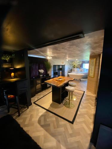 Grafty Green House | Simons Whody Hideaway