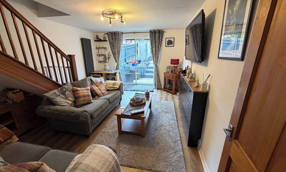 Hereford House | Sleeps 5 pet Friendly, Enclosed Garden, Parking