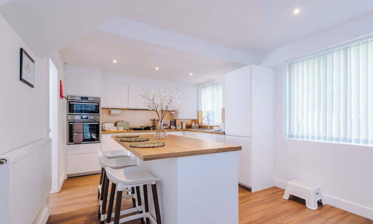 Trafford House | Sleeps 6 | Driveway Parking | 3 Bed Home in Sale