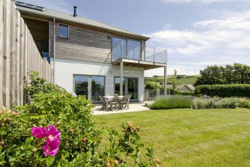 Bantham Apartment | Sloopside Apartment in the centre of Bantham with sea views
