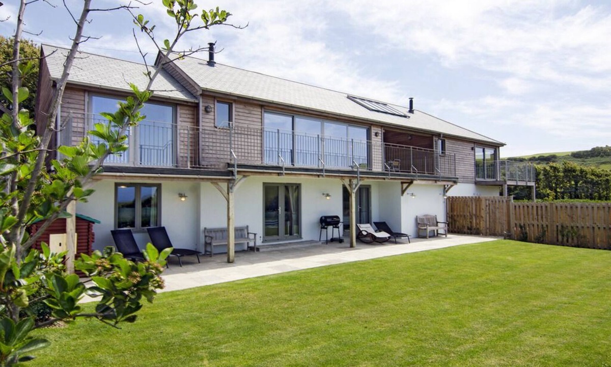 Bantham House | Sloopside Main House - Bantham, S.Devon, central village location close to beach