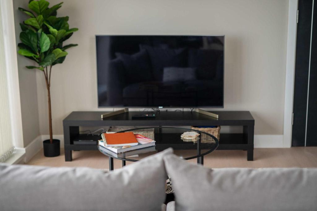 Bloxwich Apartment | Spacious 1BED Birmingham Apartment w Roof Terrace