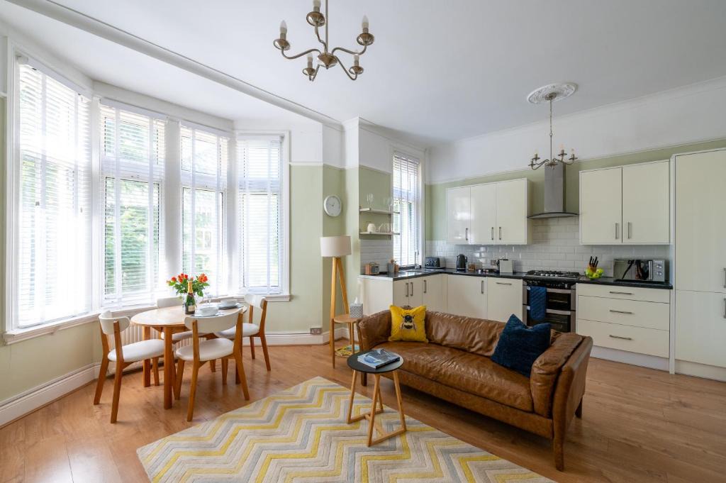 Pontcanna Apartment | Spacious 2 Bed Apt with Privat Parking in Centre Location