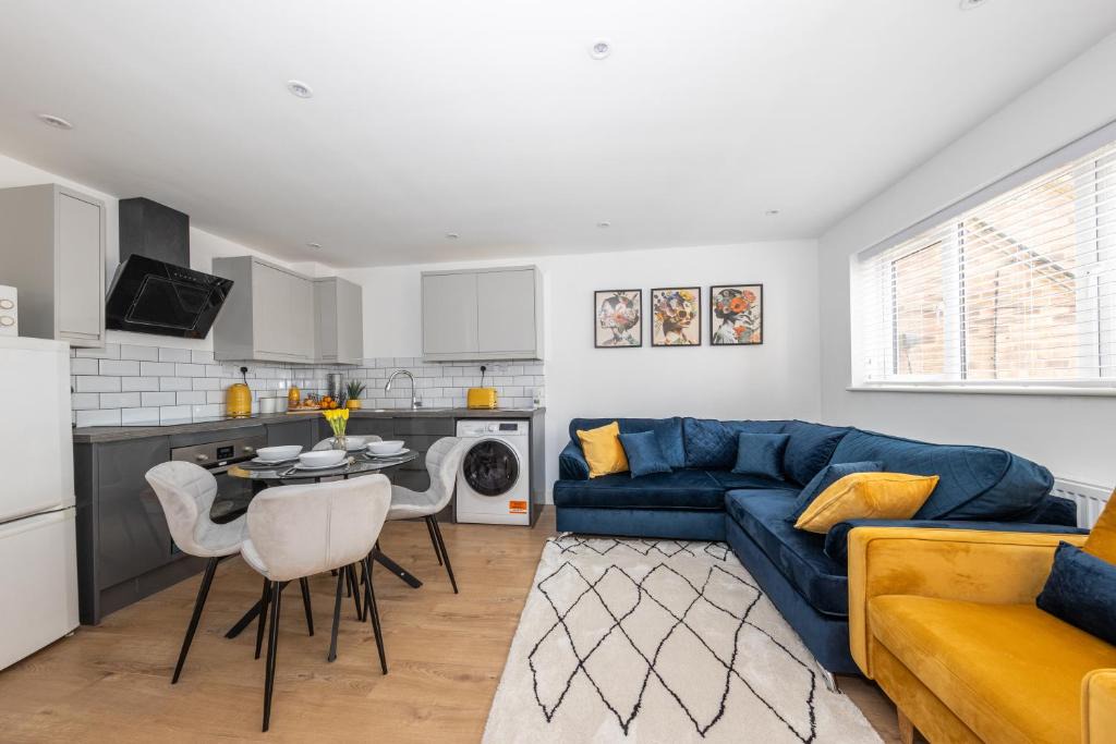 Luton Apartment | Spacious 2 bedroom home, Contractors friendly and free parking