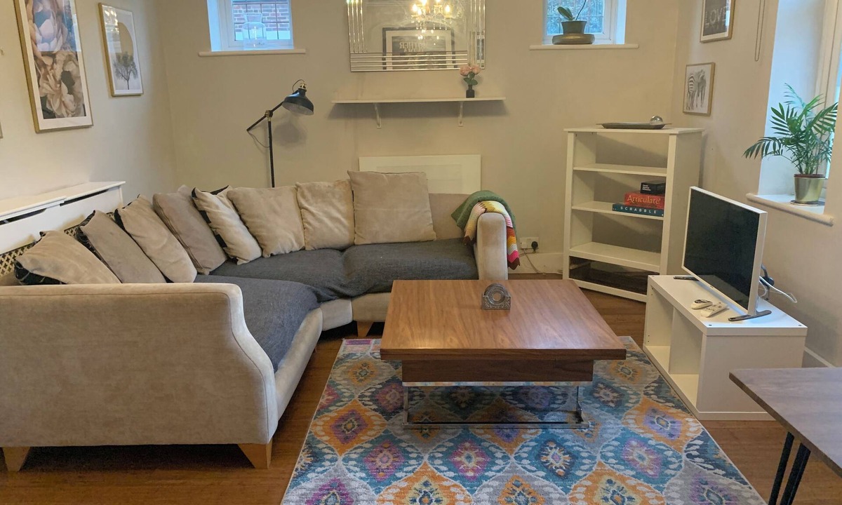 Ealing Common Apartment | Spacious 2BR Ealing Apartment Great links to Central London & Heathrow Sleeps 6