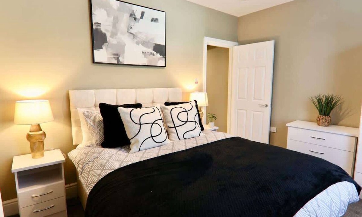 Sheffield Apartment | Spacious 2BR Haven Near Sheffield Centre