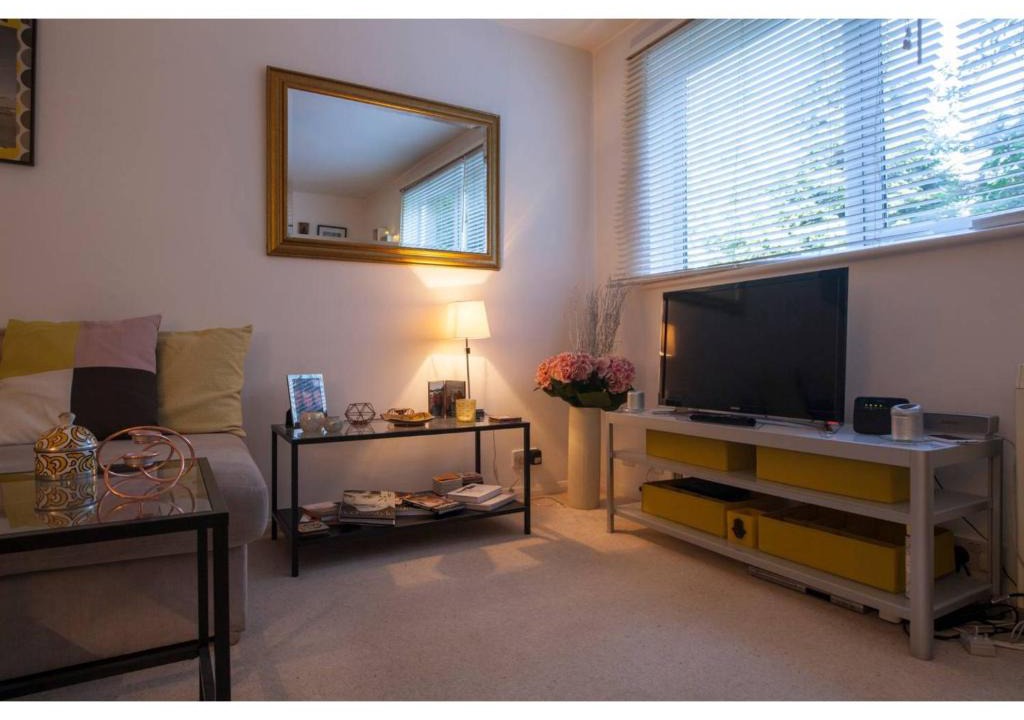 Roding Apartment | Spacious 2BR modern flat in London