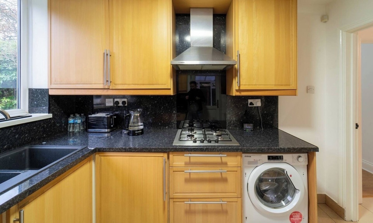 Barnt Green House | Spacious 3-Bed Home with Garden