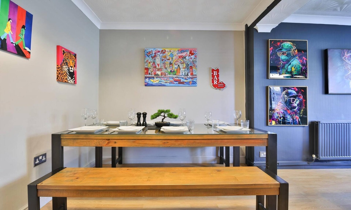 Fairwater House | Spacious 3 Bed Home With Pool Table