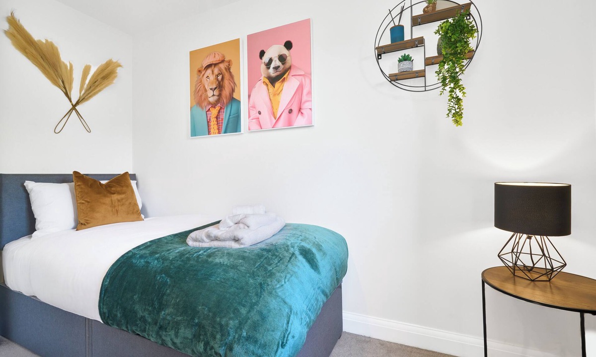 Yaxley House | Spacious 3 Bedroom House in Peterborough
