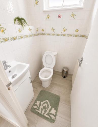 Glyndon Apartment | Spacious 3-Bedroom House with Private Garden in Woolwich, Near Elizabeth Line