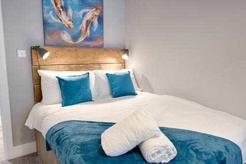 Llanelli Apartment | Spacious 3BR Apartment