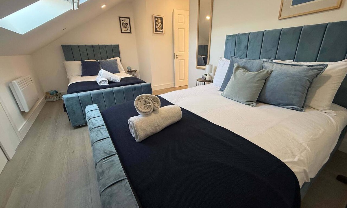 Adamsdown Apartment | Spacious 3BR Flat Sleeps 10 for Groups & Family