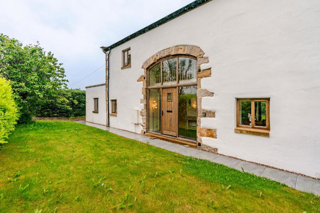 Blackburn House | Spacious 3BR House in Blackburn, Garden, Free WiFi & 4-Car Parking