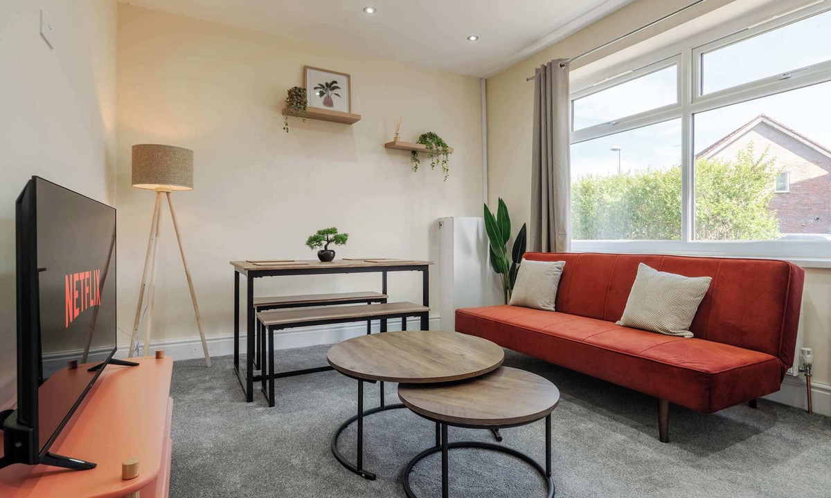 Little Hulton House | Spacious 3BR Manchester Home + Parking - Sleeps 5