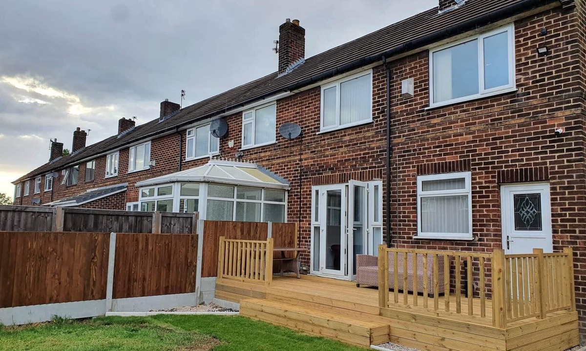 Pendlebury House | Spacious 3BR - Nr Clifton Train Station 5–10 min walk - Garden & Free Parking