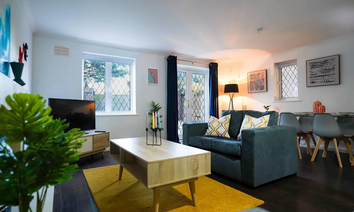 Tea Green House | Spacious 4-Bed Contractor House | Parking | Fast WiFi | Luton