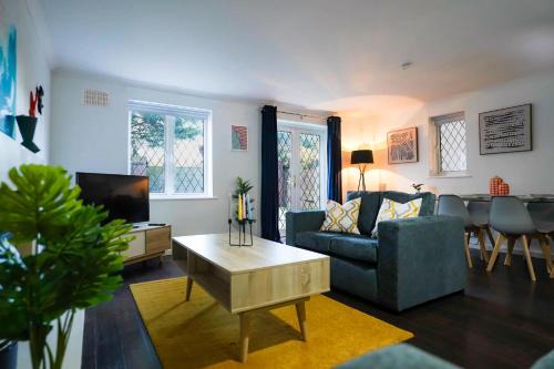 Tea Green House | Spacious 4-Bed Contractor House with Parking and Fast WiFi in Luton by Jesswood Properties