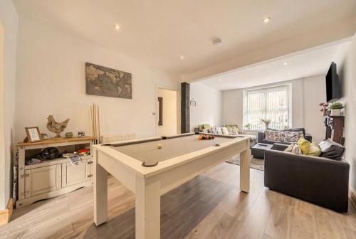 Abercwmboi House | Spacious 4-Bed Welsh Valley Retreat with Hot Tub