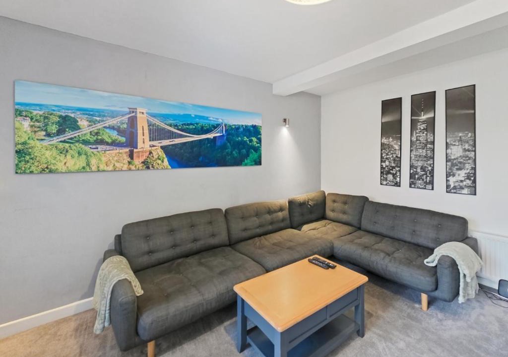 Hanham Apartment | Spacious 4 Bedroom Flat, Perfect for trade teams