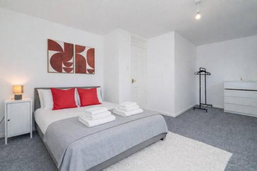Basingstoke House | Spacious 4 Bedroom Home Free Parking Sleeps 8
