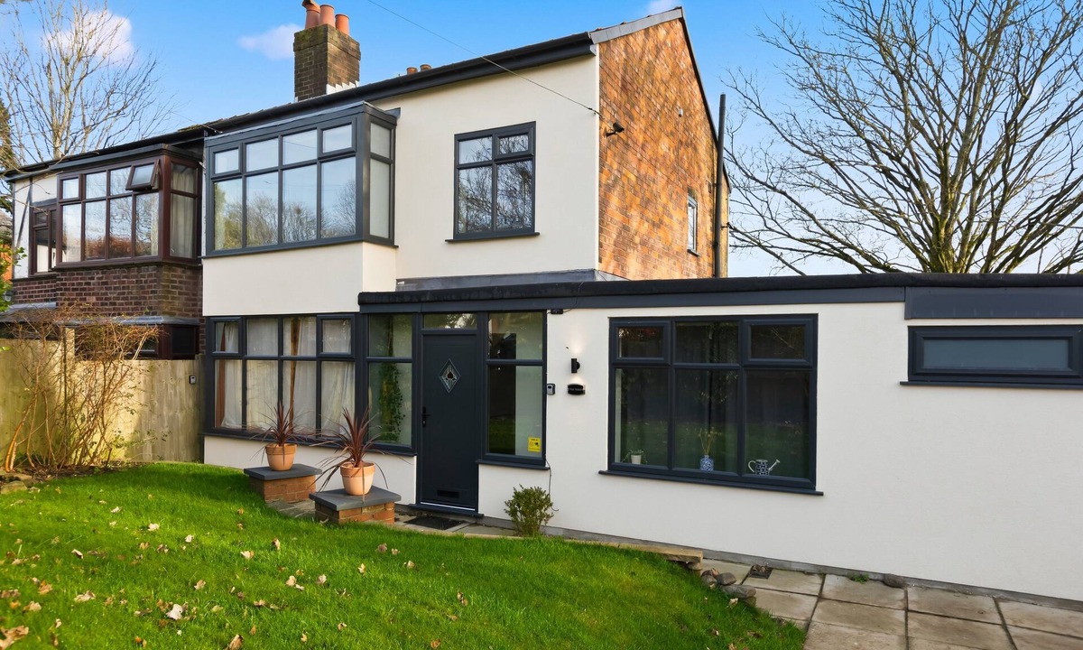 Wigan House | Spacious 4B home, great for families/contractors