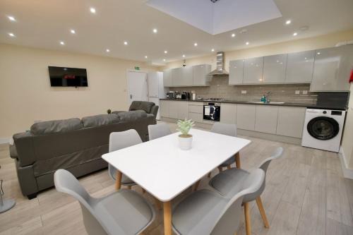 Coventry House | Spacious 4Bed Coventry Home with Parking & Garden