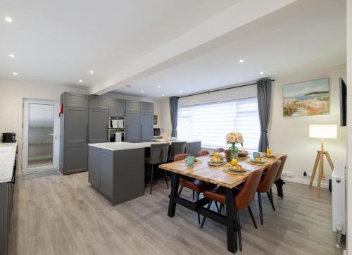 Colchester House | Spacious 4BR Detached House, Parking, Fast Wifi, Great for Contractors