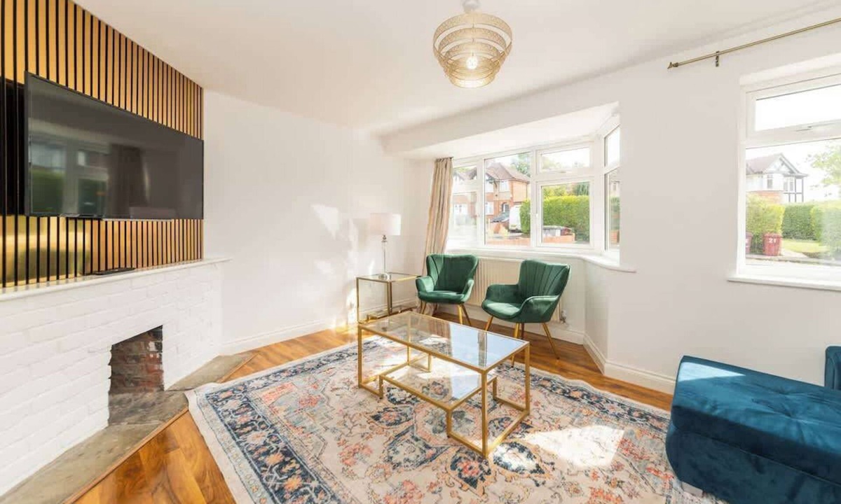 Reading House | Spacious 4BR Home Sleeps 8 Free Parking