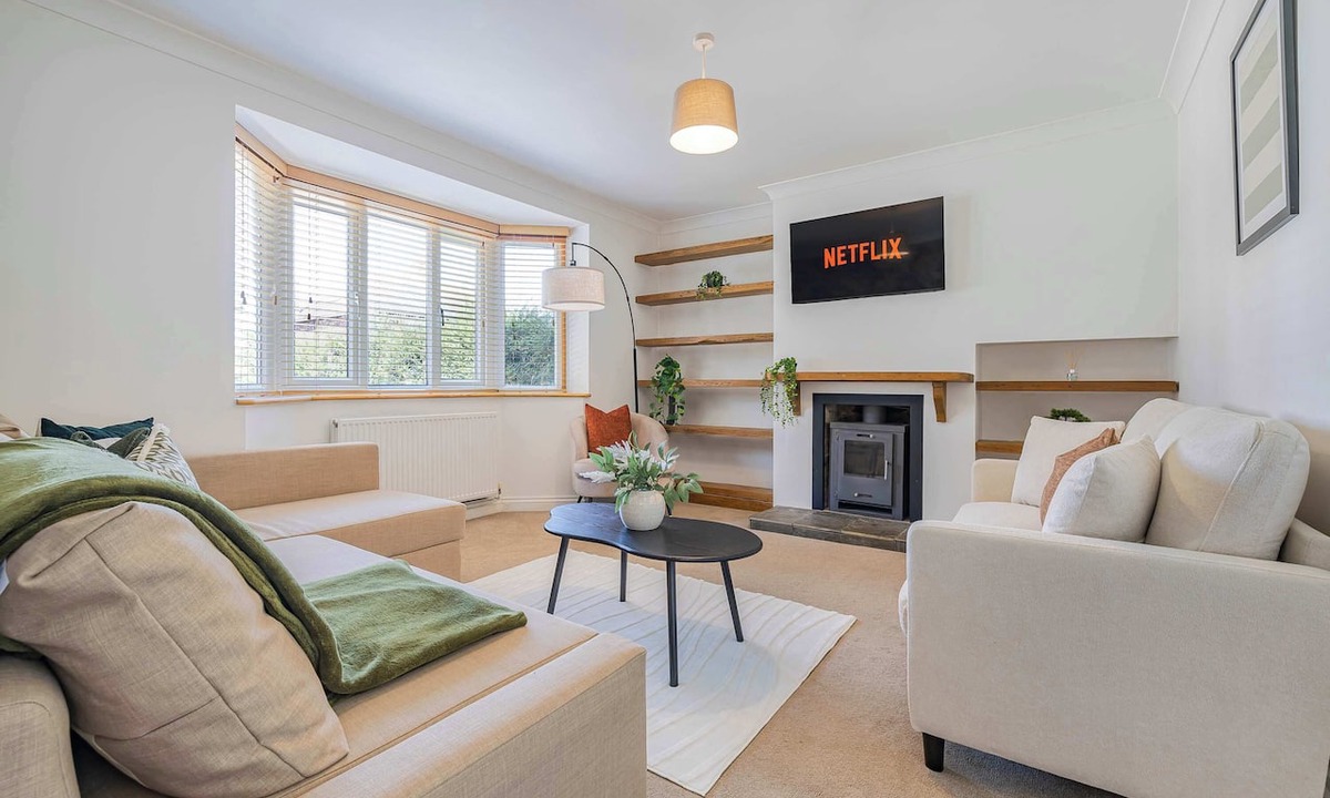 Worthing House | Spacious 4BR Home | Sleeps 9 | Parking | Garden