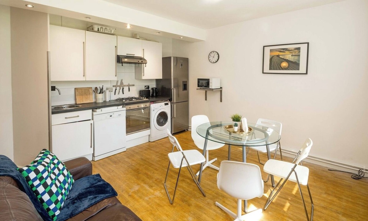 Stockwell Apartment | Spacious 5-Bed Home near Stockwell Tube Station