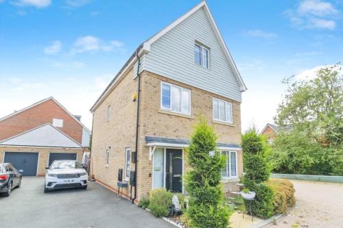 Milton Keynes House | Spacious 5 Bed Home with a Cinema Room, Open Plan Living