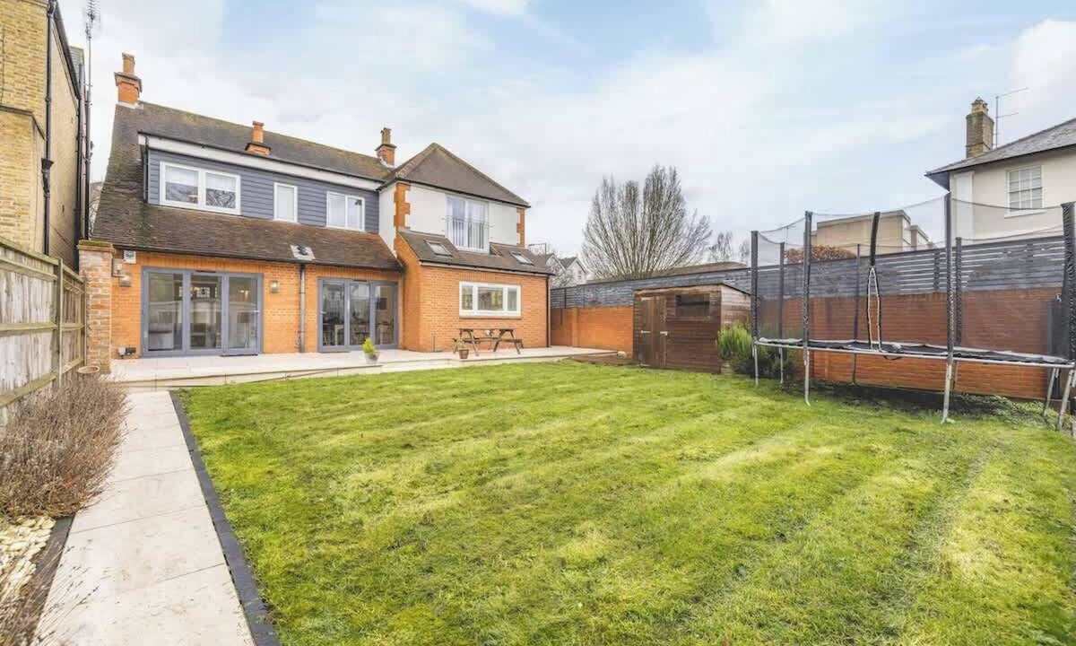 Windsor City Centre House | Spacious 5-Bed Home in Windsor By Tempstay
