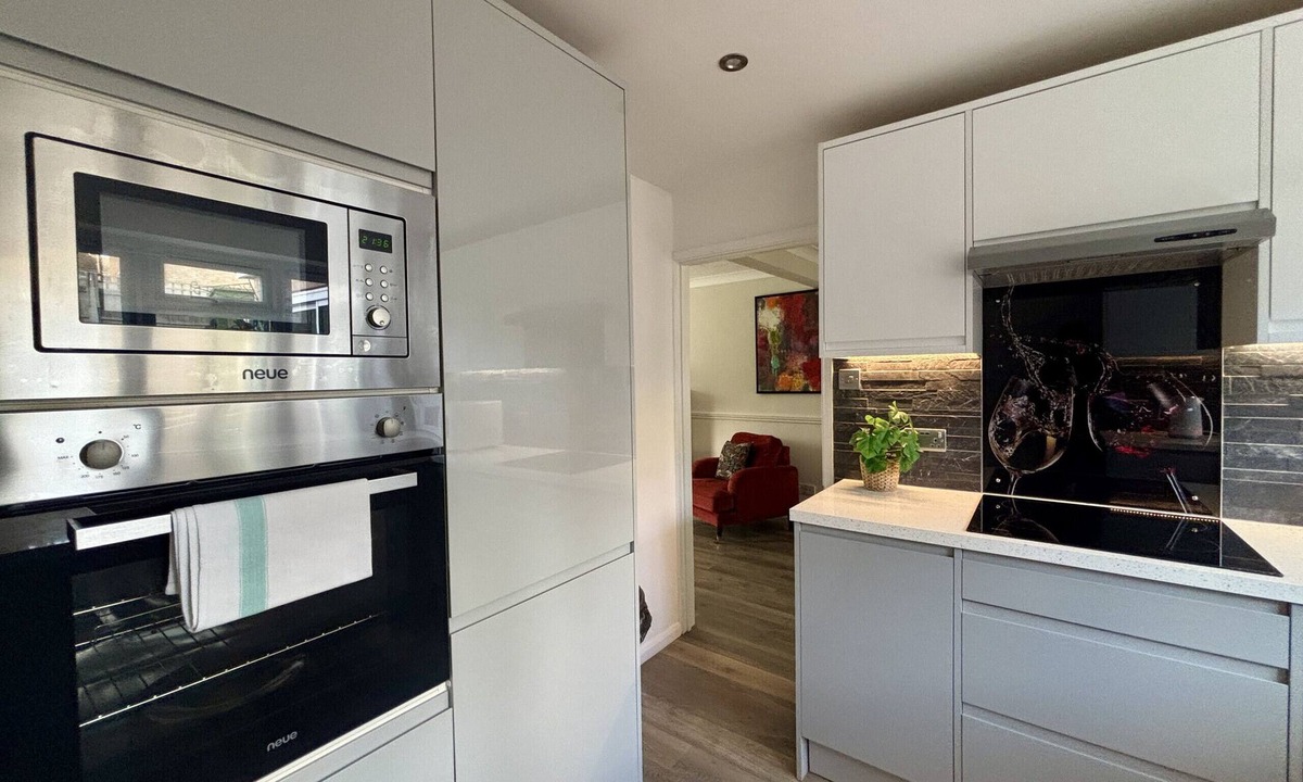 Runnymede House | Spacious 5 bedroom, 2.5 bathroom house in Addlestone