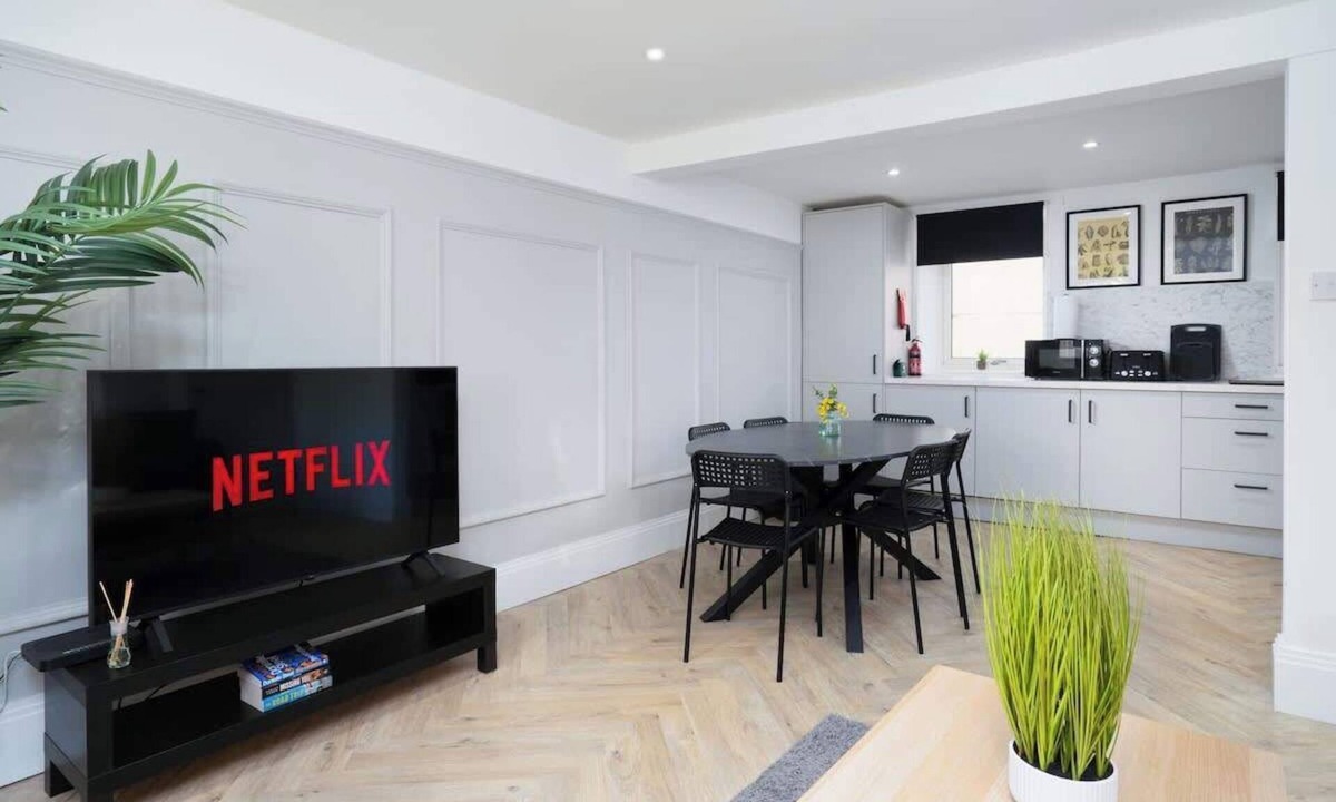 Galashiels Apartment | Spacious 5BR - Heart of Galashiels -Group Friendly