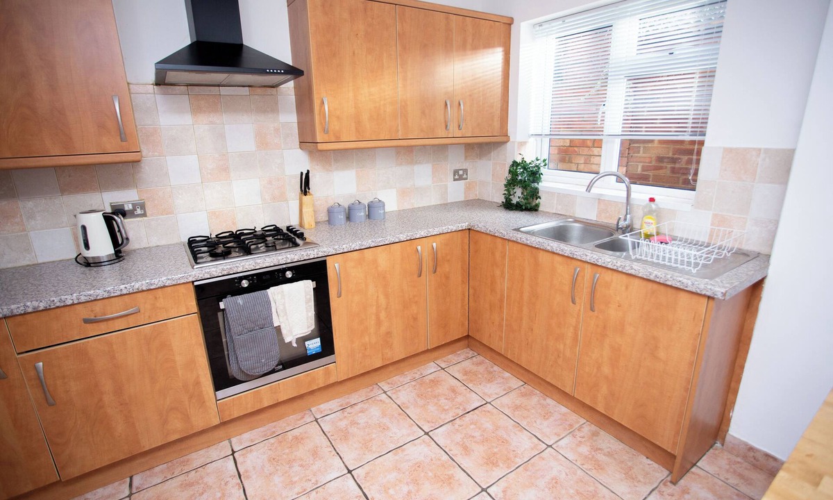 Luton House | Spacious 6 Bed Haven in Luton: Contractor-Friendly