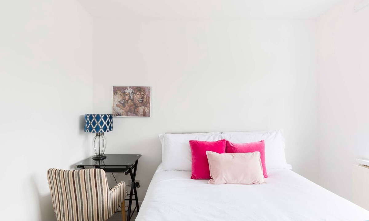 Birmingham Apartment | Spacious 6 bedroom house for 16 guests in Pershore Road