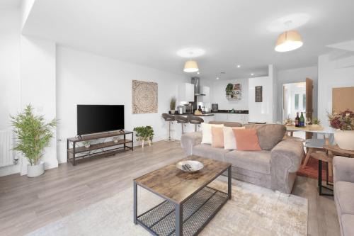 Langley Marish House | Spacious 6 Bedroom 2 Bath Serviced House with Parking in Denton Way
