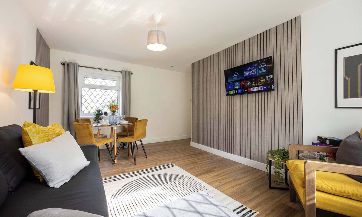 Broadheath Apartment | Spacious Apartment near MCR Airport