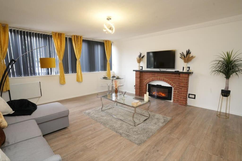 Luton Apartment | Spacious Apartment - Long stays welcome