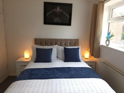 Stonnall House | Spacious Birmingham House - 7 Guests -Free Parking